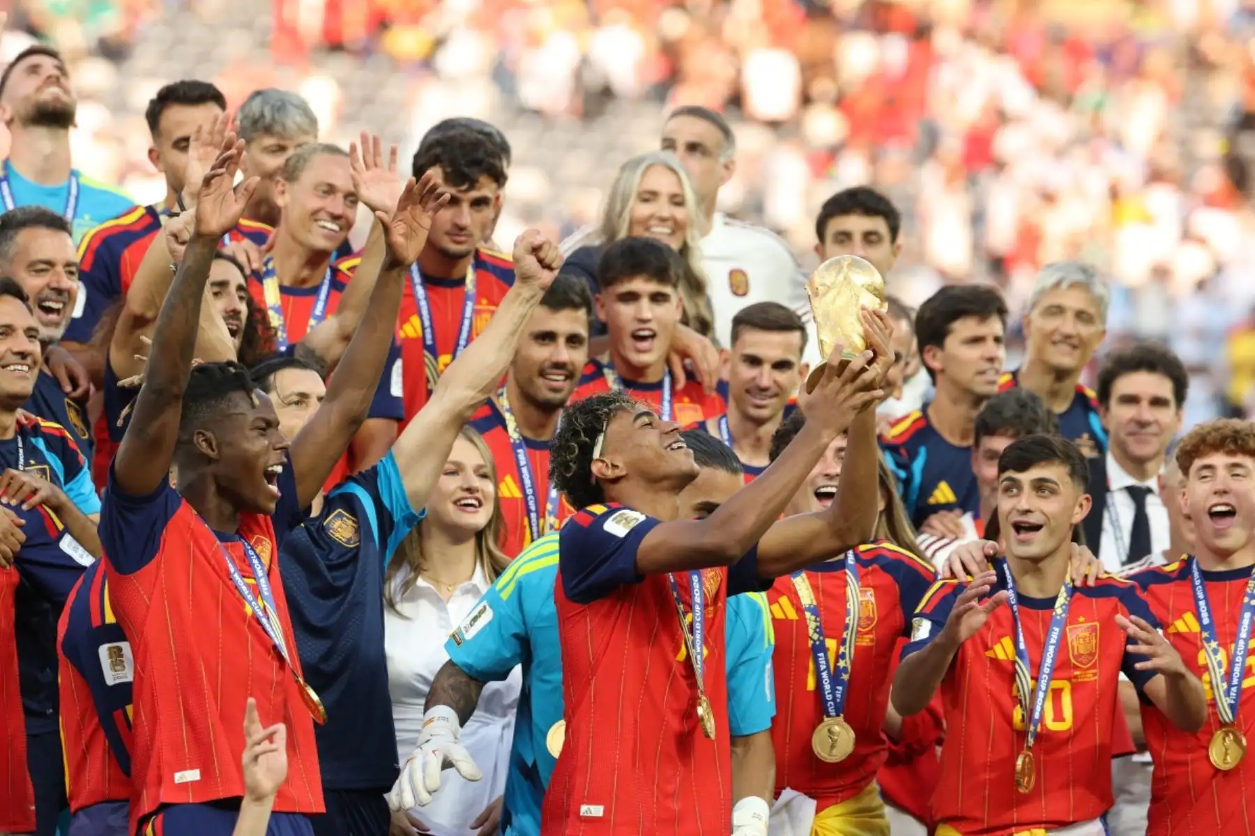 El delantero español Lamine Yamal, número 19, levanta el trofeo tras ganar la final del Mundial de Fútbol de 2026 entre España y Argentina en el estadio New York/New Jersey de East Rutherford el 19 de julio de 2026. (Foto de FRANCK FIFE / AFP)