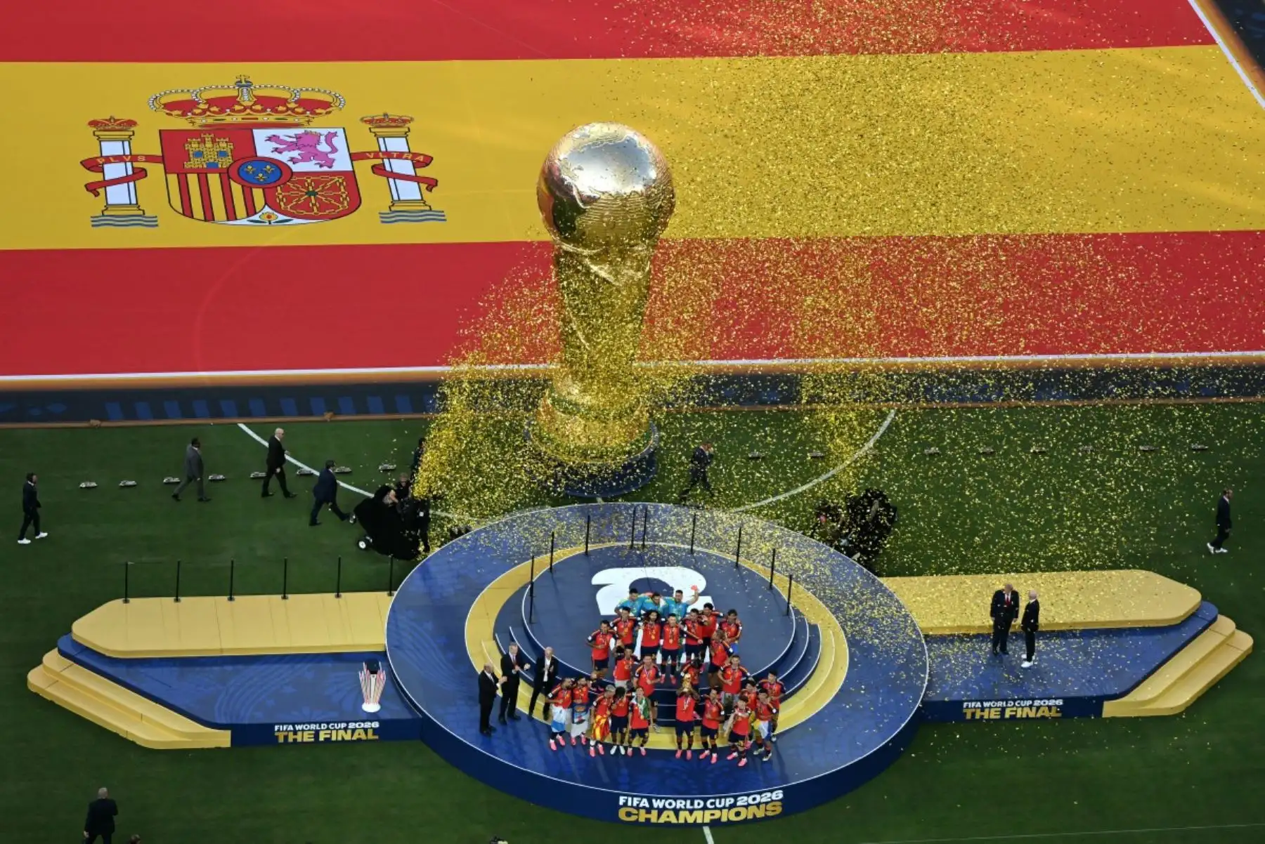 El centrocampista español Rodri, número 16, levanta el trofeo junto a sus compañeros tras la victoria de España en la final del Mundial de Fútbol de 2026 contra Argentina, disputada en el estadio New York/New Jersey de East Rutherford el 19 de julio de 2026. (Foto de Jewel SAMAD / AFP)