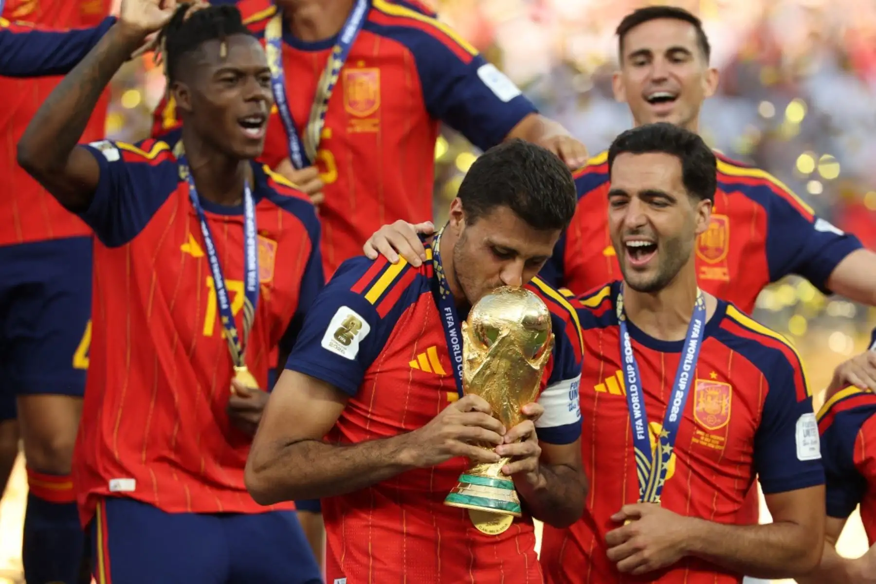 El centrocampista español Rodri, número 16, besa el trofeo junto a sus compañeros tras ganar la final del Mundial de Fútbol de 2026 entre España y Argentina en el estadio New York/New Jersey de East Rutherford el 19 de julio de 2026. (Foto de Odd ANDERSEN / AFP)