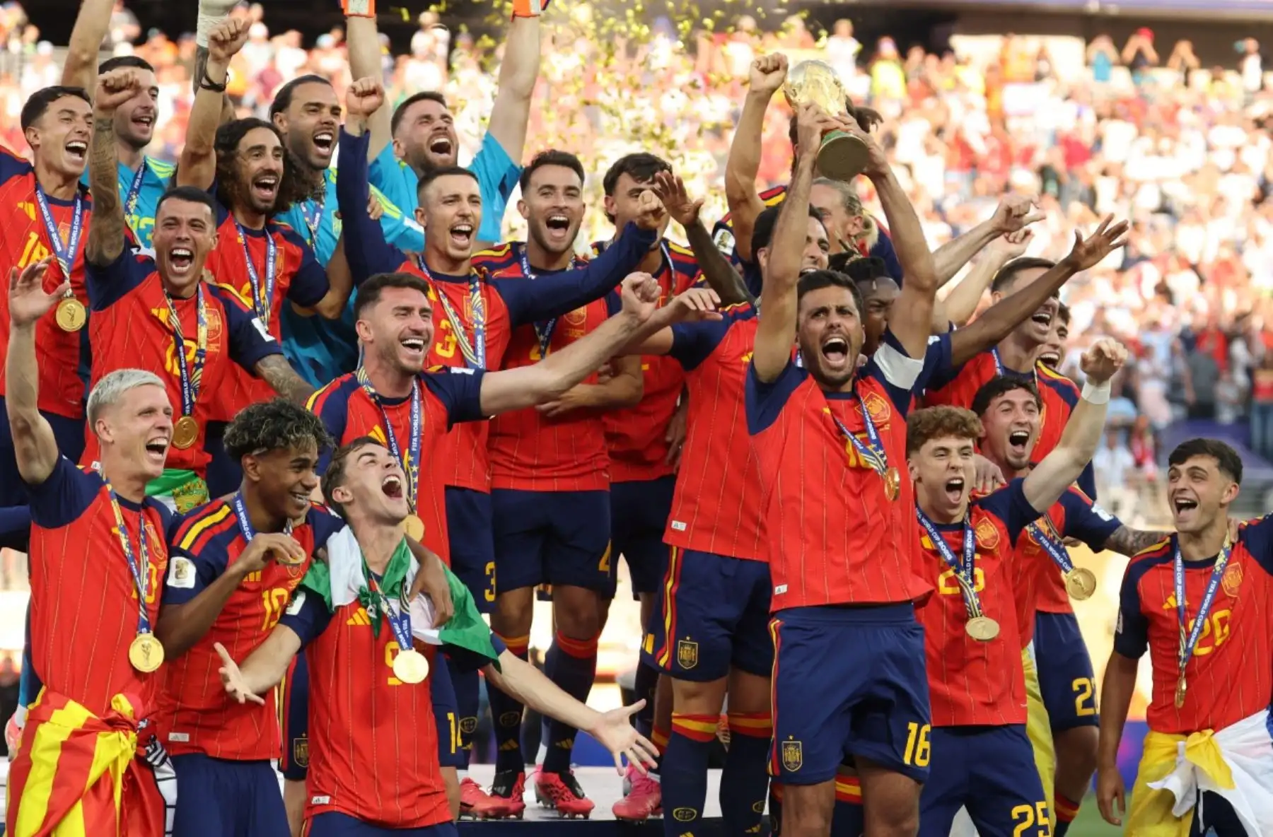 El centrocampista español Rodri, número 16, levanta el trofeo junto a sus compañeros tras ganar la final del Mundial de Fútbol de 2026 entre España y Argentina en el estadio New York/New Jersey de East Rutherford el 19 de julio de 2026. (Foto de Odd ANDERSEN / AFP)