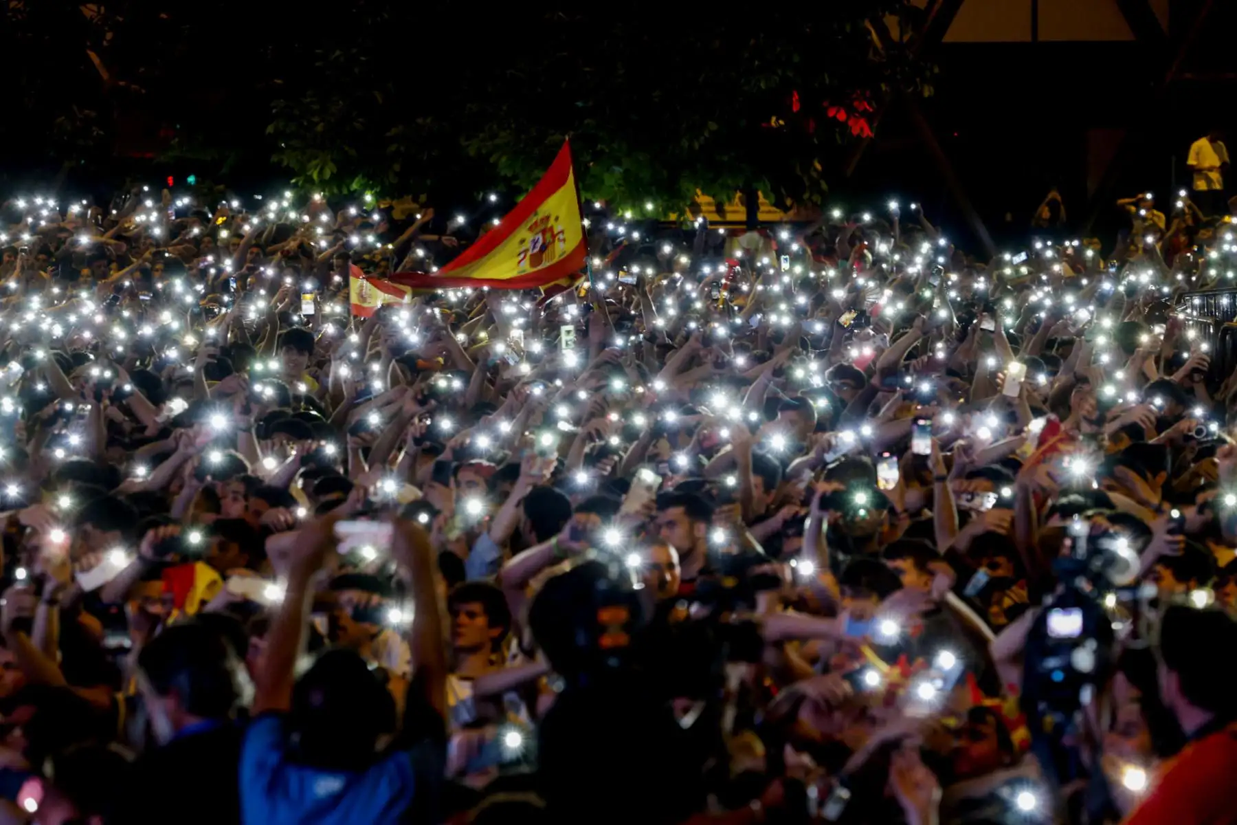 Aficionados de la selección española siguen desde la plaza de Colón de Madrid la final del mundial 2026 que disputan España y Argentina en el estadio MetLife de Nueva Jersey. Foto: EFE