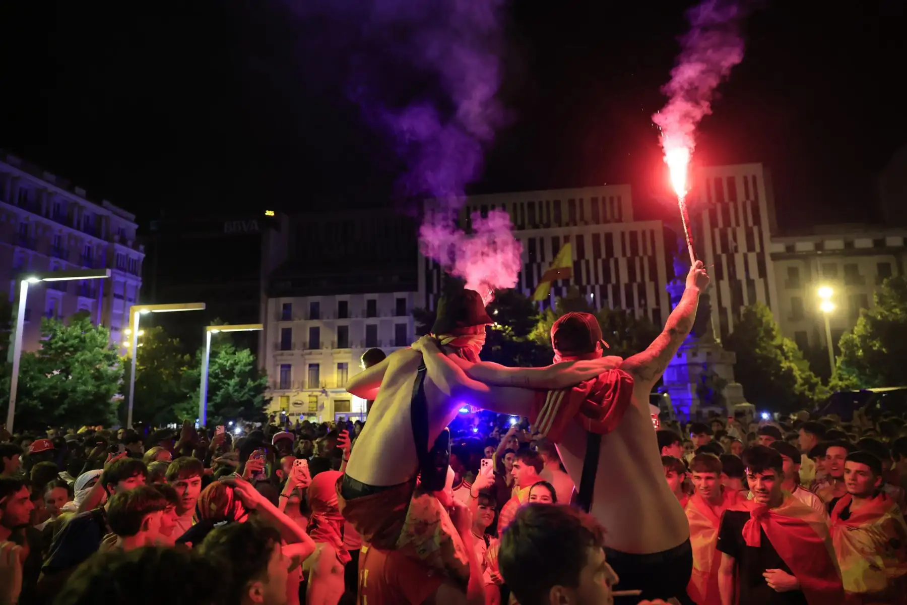 Aficionados de la selección española celebran en la plaza del Pilar de Zaragoza la victoria en la final del Mundial 2026 tras derrotar este domingo a la selección de Argentina en el MetLife de Nueva Jersey. Foto: EFE