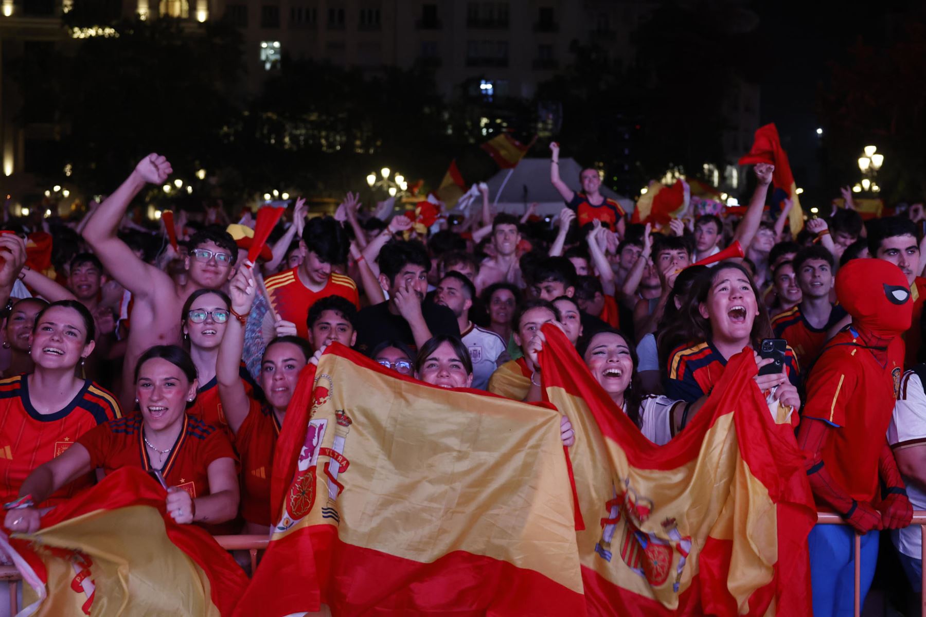 Aficionados españoles celebran este domingo en la plaza del ayuntamiento de Valencia la victoria de España en la final del Mundial 2026 que han disputado frente a Argentina en el MetLife Stadium de Nueva Jersey.  Foto: EFE