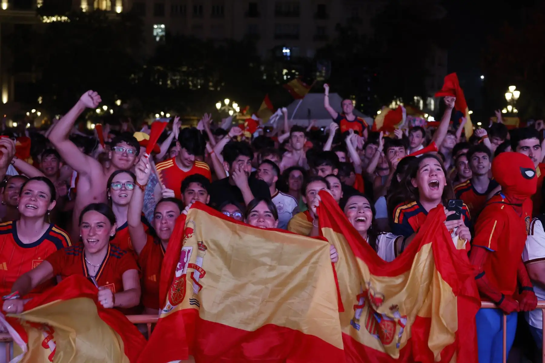 Aficionados españoles celebran este domingo en la plaza del ayuntamiento de Valencia la victoria de España en la final del Mundial 2026 que han disputado frente a Argentina en el MetLife Stadium de Nueva Jersey.  Foto: EFE