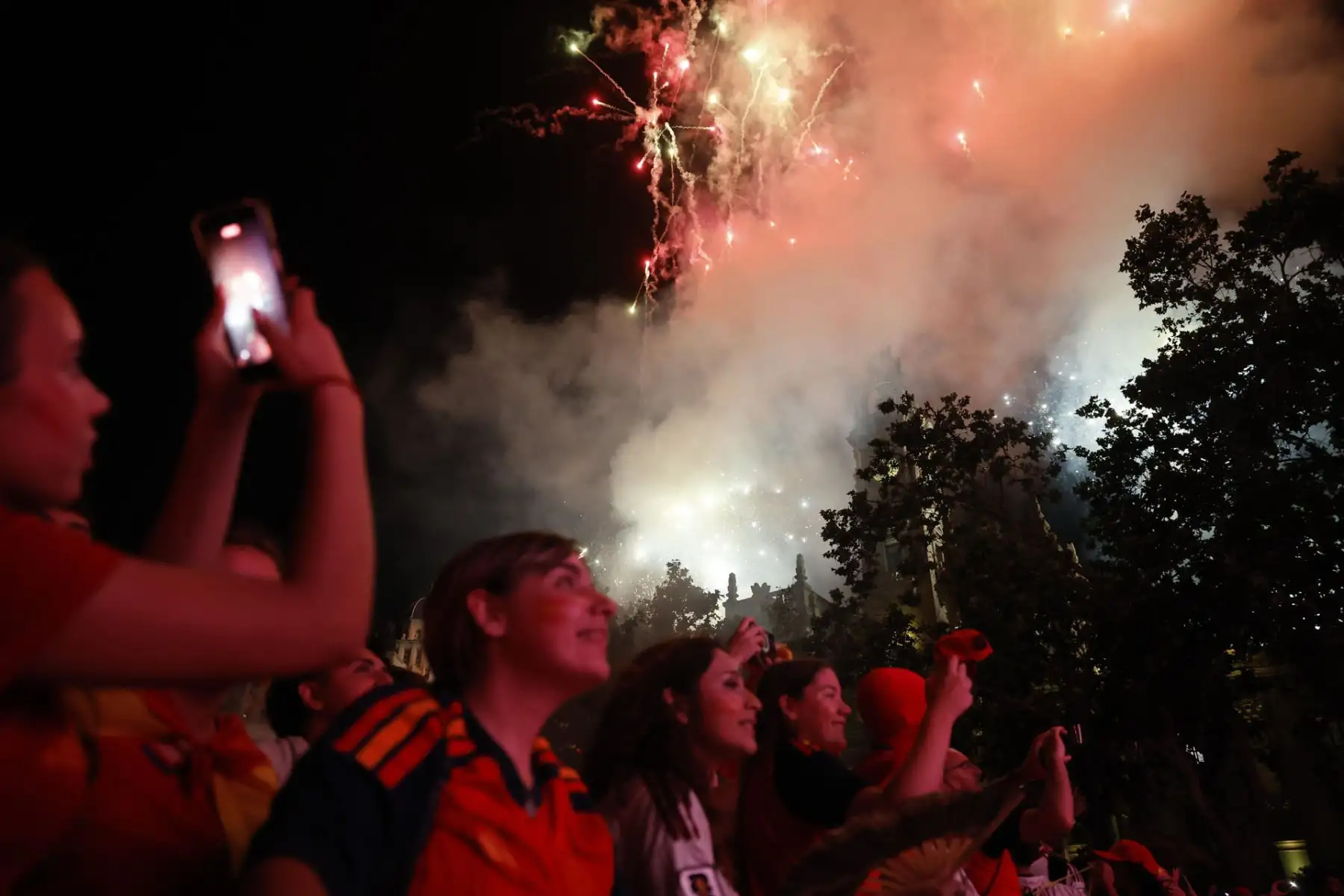 Aficionados españoles celebran este domingo en la plaza del ayuntamiento de Valencia la victoria de España en la final del Mundial 2026 que han disputado frente a Argentina en el MetLife Stadium de Nueva Jersey.  Foto: EFE