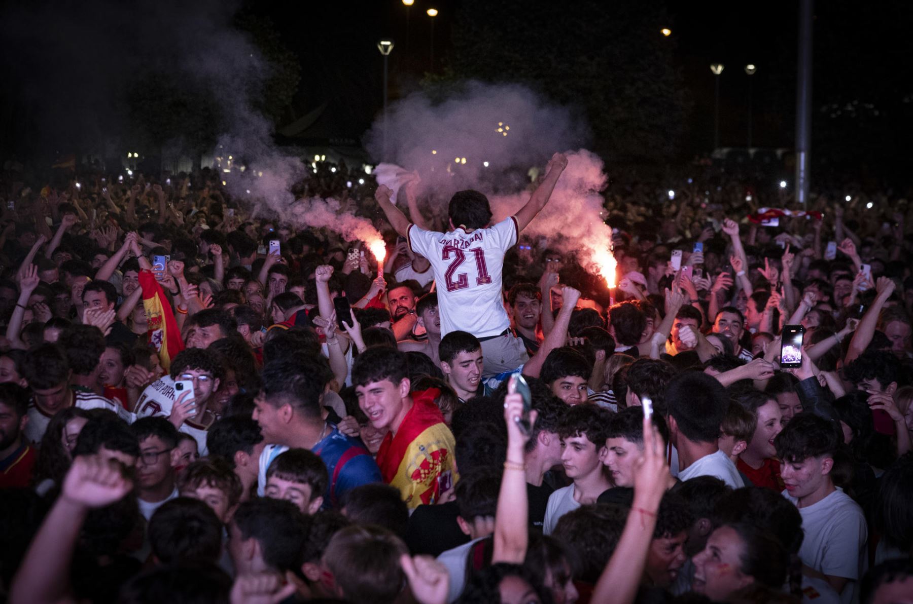 Aficionados de la selección española celebran el gol de España junto al estadio de Anoeta de San Sebastián, donde se ha instalado una pantalla gigante para seguir el encuentro de la final del Mundial 2026 que disputan este domingo España y Argentina en el MetLife de Nueva Jersey.  Foto: EFE