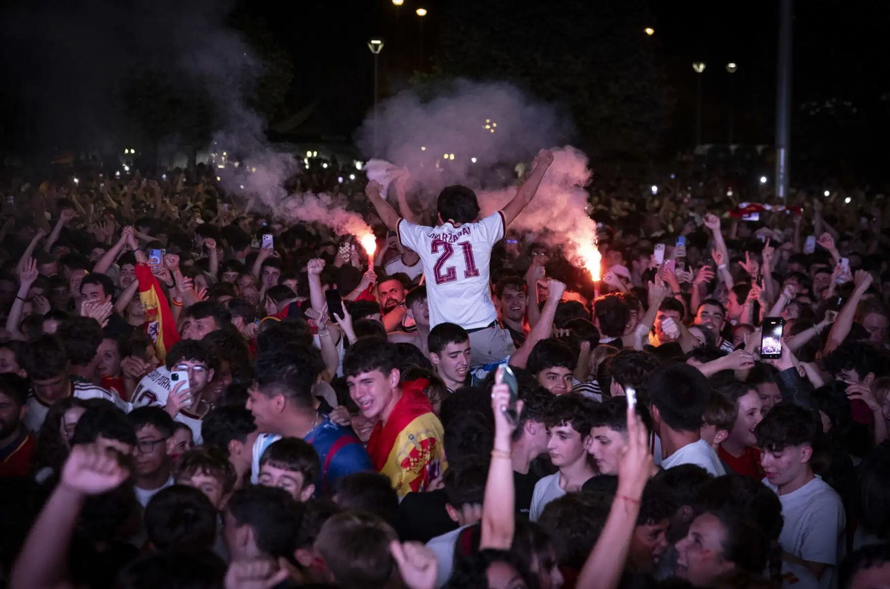 Aficionados de la selección española celebran el gol de España junto al estadio de Anoeta de San Sebastián, donde se ha instalado una pantalla gigante para seguir el encuentro de la final del Mundial 2026 que disputan este domingo España y Argentina en el MetLife de Nueva Jersey.  Foto: EFE