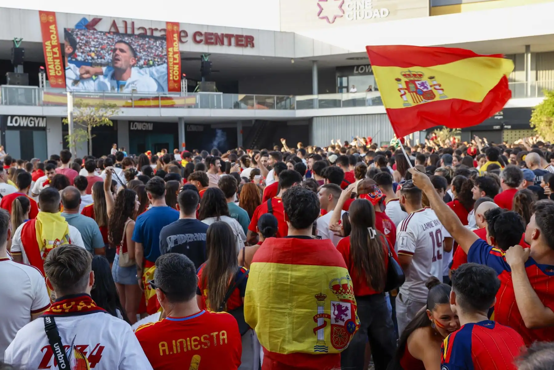 Aficionados de la selección española siguen este domingo en la localidad sevilla de Mairena la final del Mundial 2026 que disputan este domingo España y Argentina en el estadio MetLife de Nueva Jersey. Foto: EFE