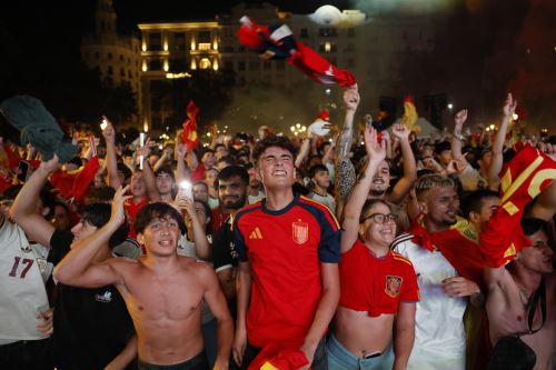 Hinchas españoles celebran la victoria de su selección en el Mundial 2026