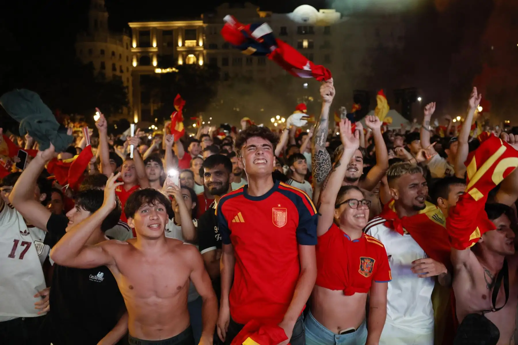 Aficionados españoles celebran este domingo en la plaza del ayuntamiento de Valencia el gol de España en la final del Mundial 2026 que disputan en el MetLife Stadium de Nueva Jersey. Foto: EFE