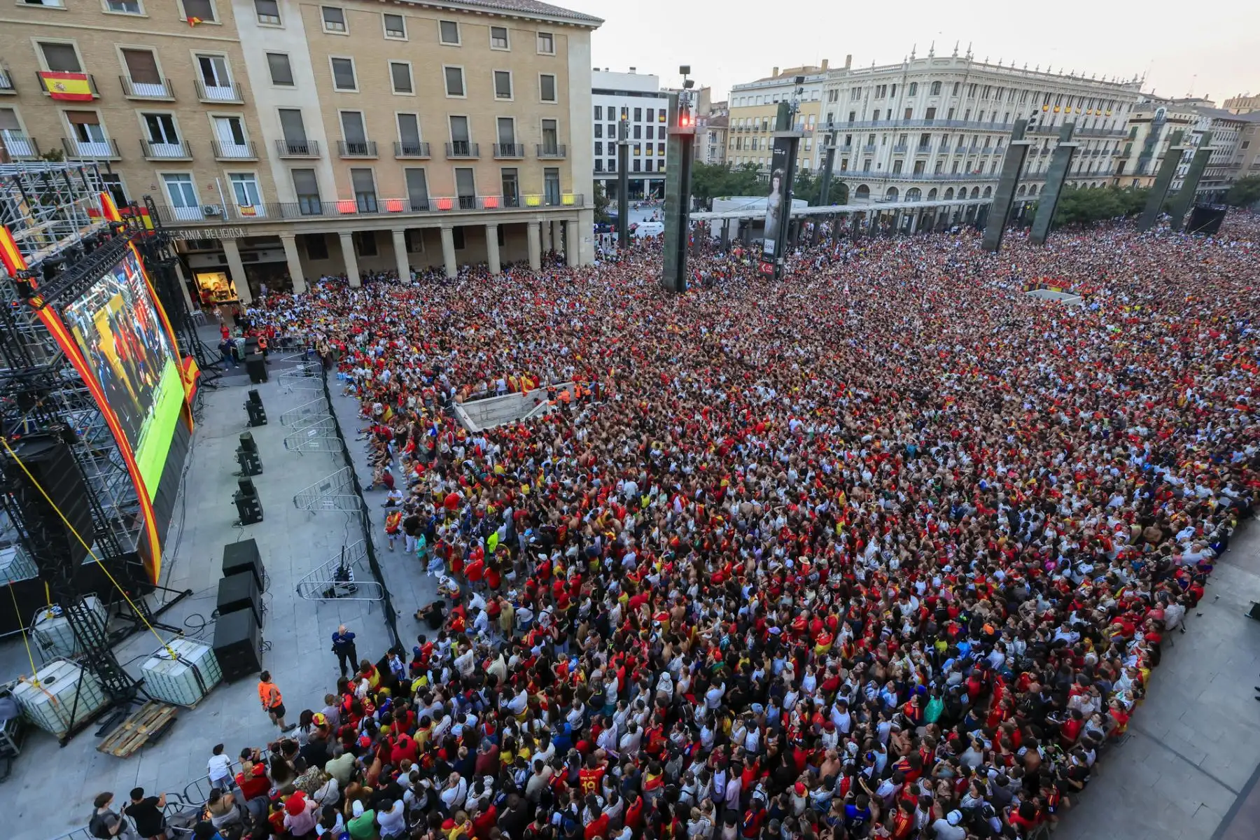 Aficionados de la selección española esperan en la plaza del Pilar de Zaragoza el inicio del encuentro de la final del Mundial 2026 que disputan este domingo España y Argentina en el MetLife de Nueva Jersey. Foto: EFE