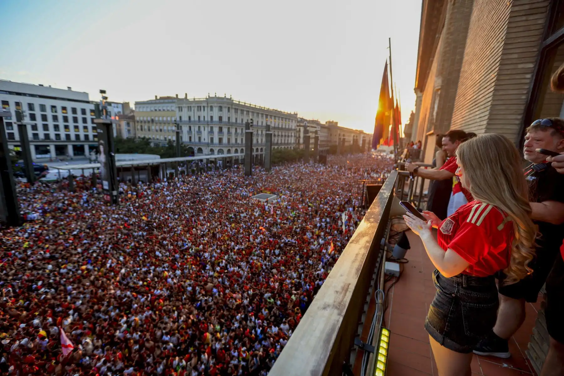 Aficionados de la selección española esperan en la plaza del Pilar de Zaragoza el inicio del encuentro de la final del Mundial 2026 que disputan este domingo España y Argentina en el MetLife de Nueva Jersey.   Foto: EFE