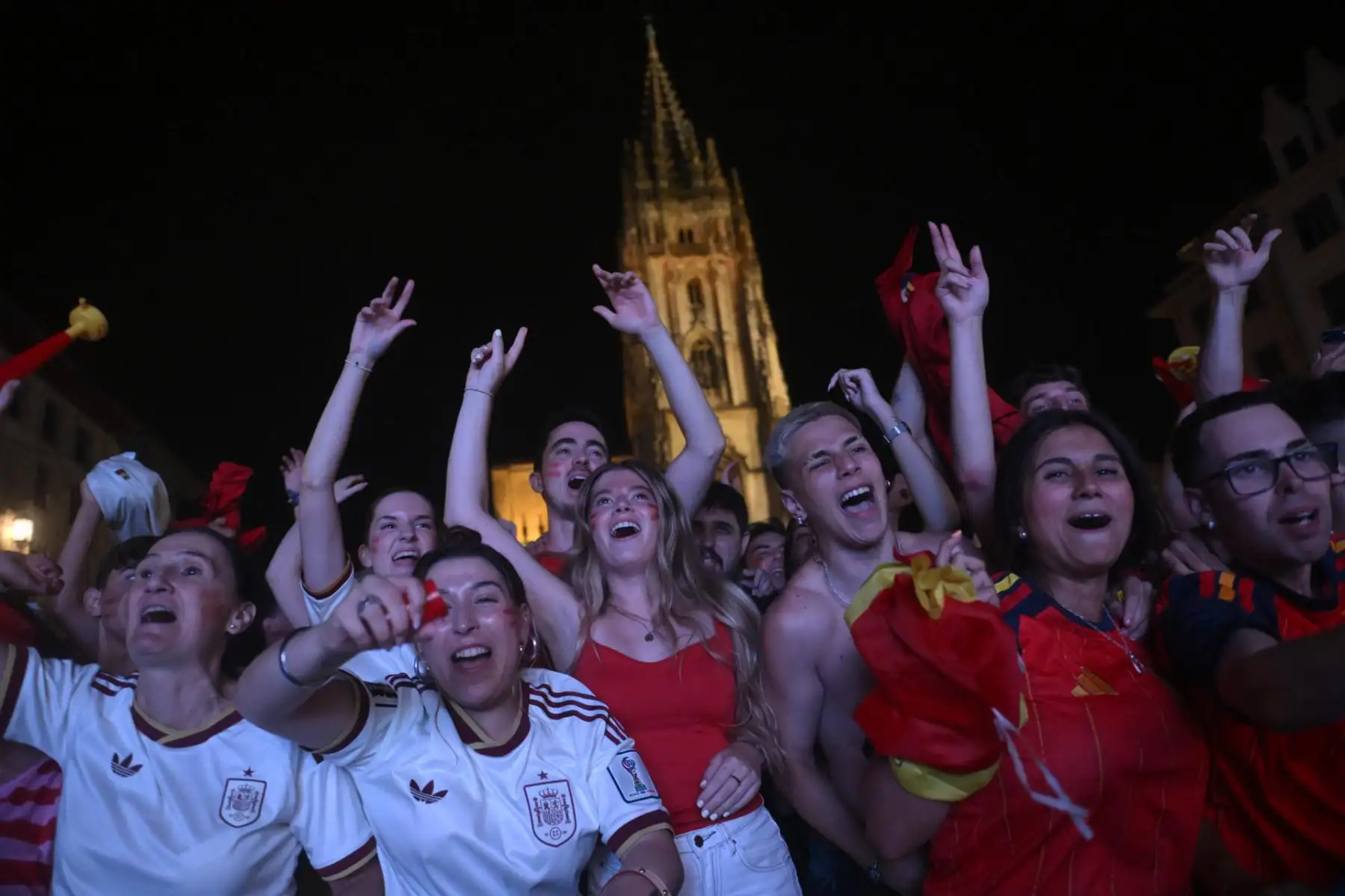 Aficionados en la Plaza de la Catedral de Oviedo celebran la victoria de la selección española en la final del mundial 2026 tras derrotar a Argentina en el encuentro que han disputado este domingo en Nueva York. Foto: EFE