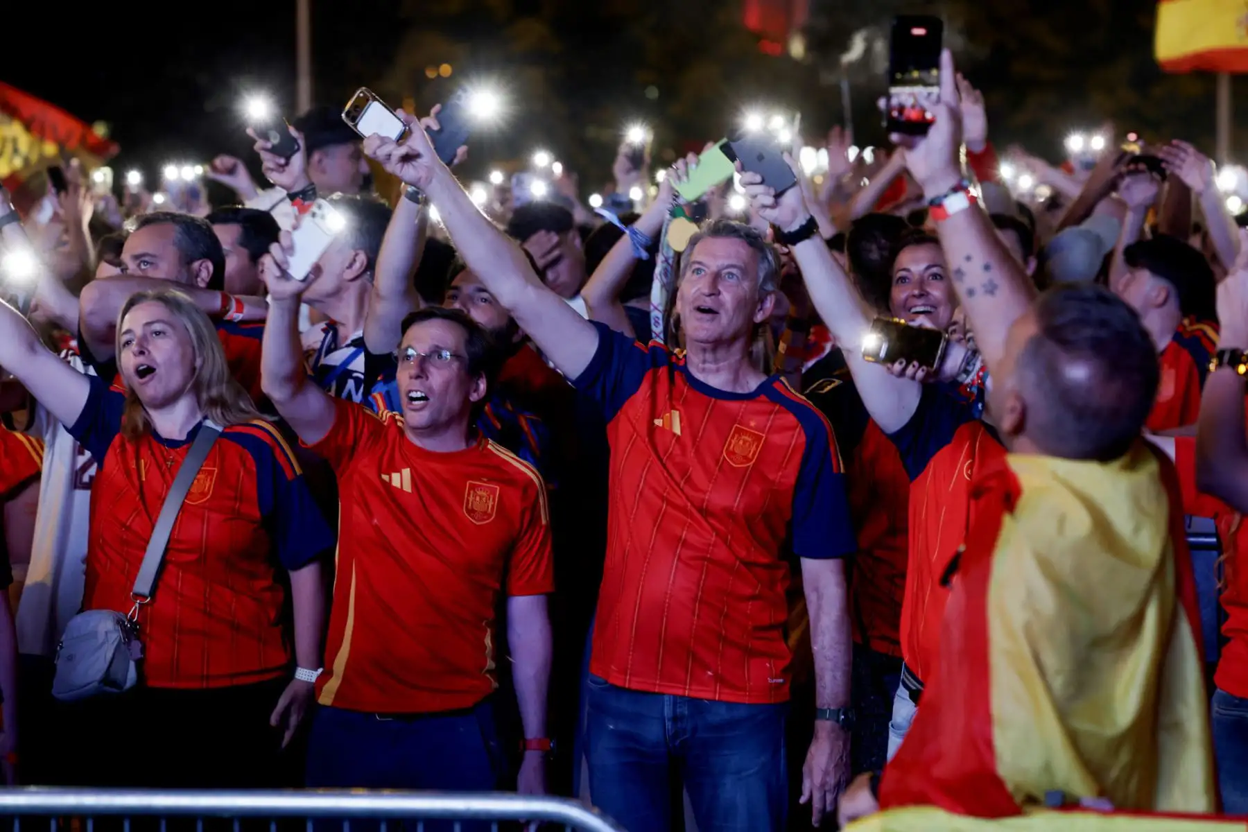 El presidente del PP, Alberto Nuñez Feijoo (c-d), y el alcalde de Madrid, José Luis Martínez Almeida (c-i), siguen desde la plaza de Colón de Madrid la final del mundial 2026 que disputan España y Argentina en el estadio MetLife de Nueva Jersey. Foto: EFE