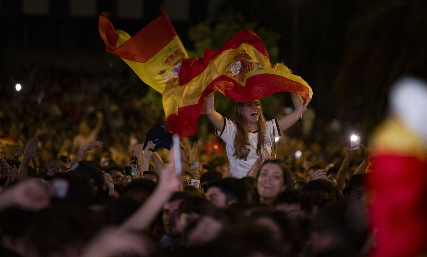 Aficionados de la selección española junto al estadio de Anoeta de San Sebastián, donde se ha instalado una pantalla gigante para seguir el encuentro de la final del Mundial 2026 que disputan este domingo España y Argentina en el MetLife de Nueva Jersey. Foto: EFE