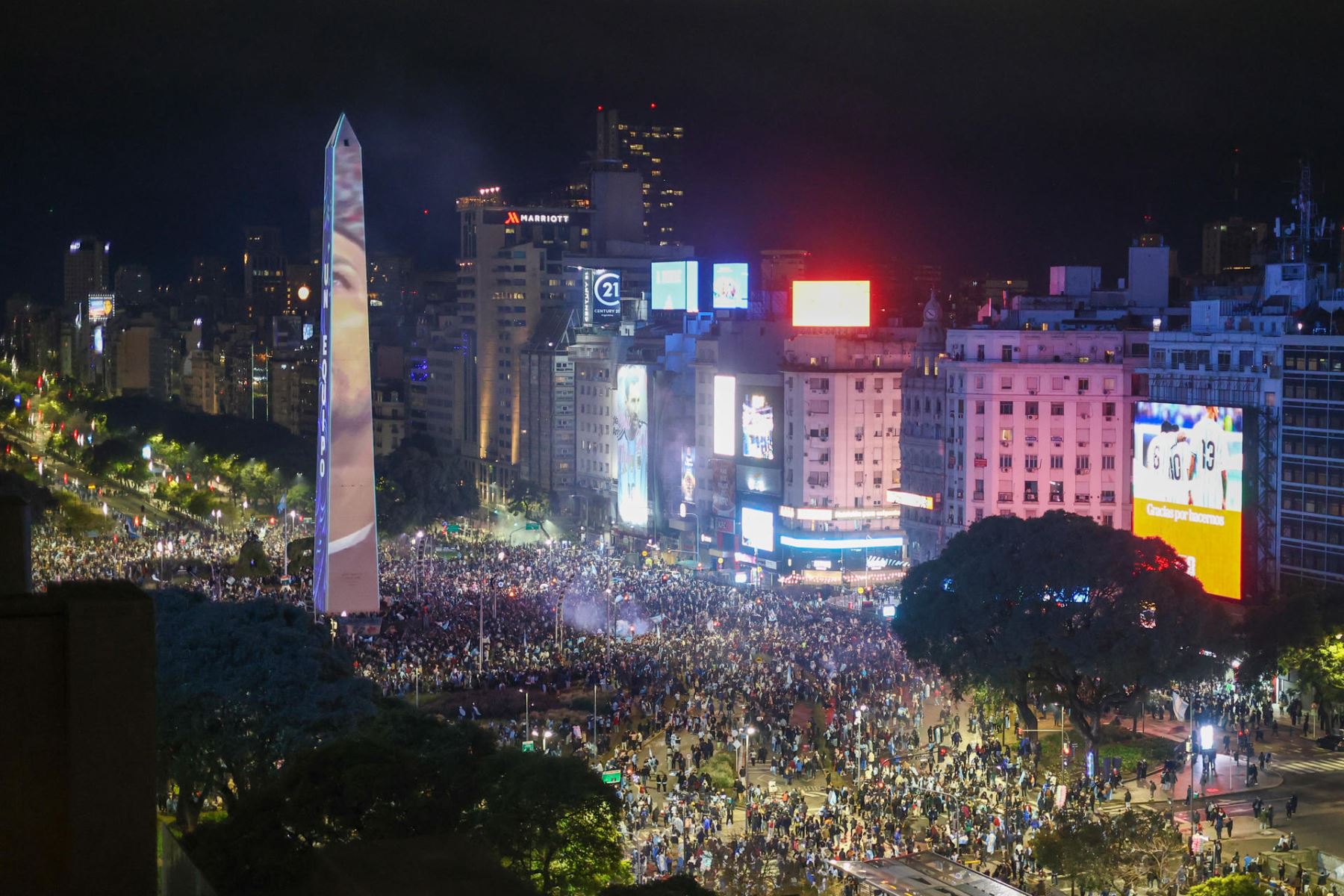 Aficionados argentinos reaccionan tras la derrota de su selección ante España en la final del Mundial de la FIFA 2026 este domingo, en Buenos Aires (Argentina). Foto: EFE