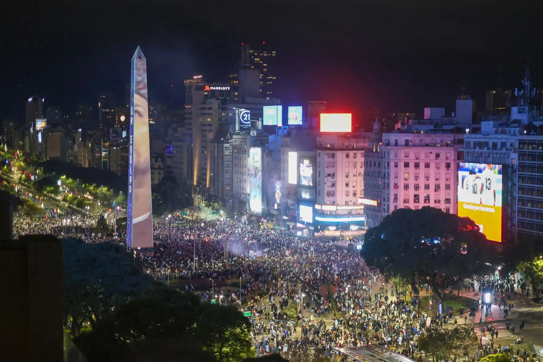 Aficionados argentinos reaccionan tras la derrota de su selección ante España en la final del Mundial de la FIFA 2026 este domingo, en Buenos Aires (Argentina). Foto: EFE