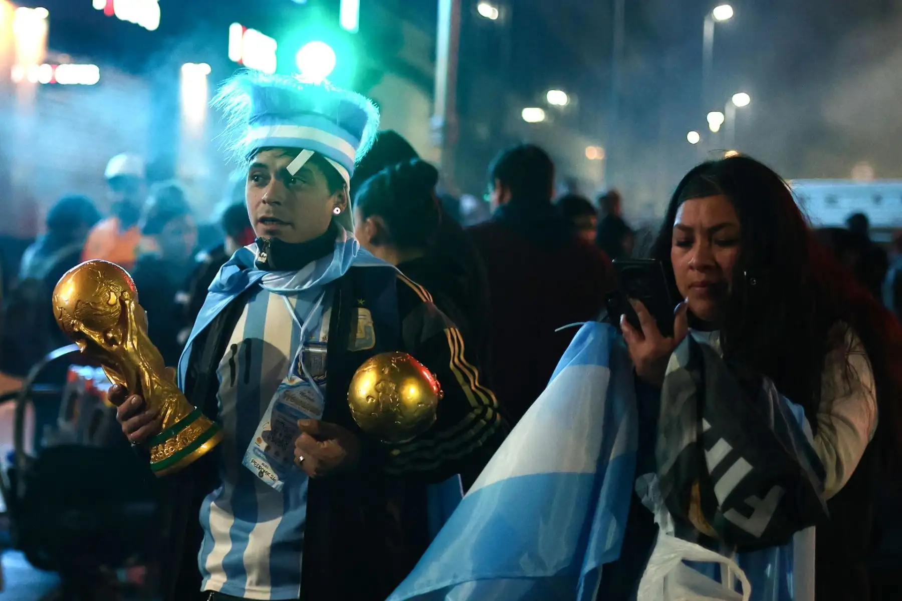 Aficionados argentinos reaccionan tras la derrota de su selección ante España en la final del Mundial de la FIFA 2026 este domingo, en Buenos Aires (Argentina). Foto: EFE