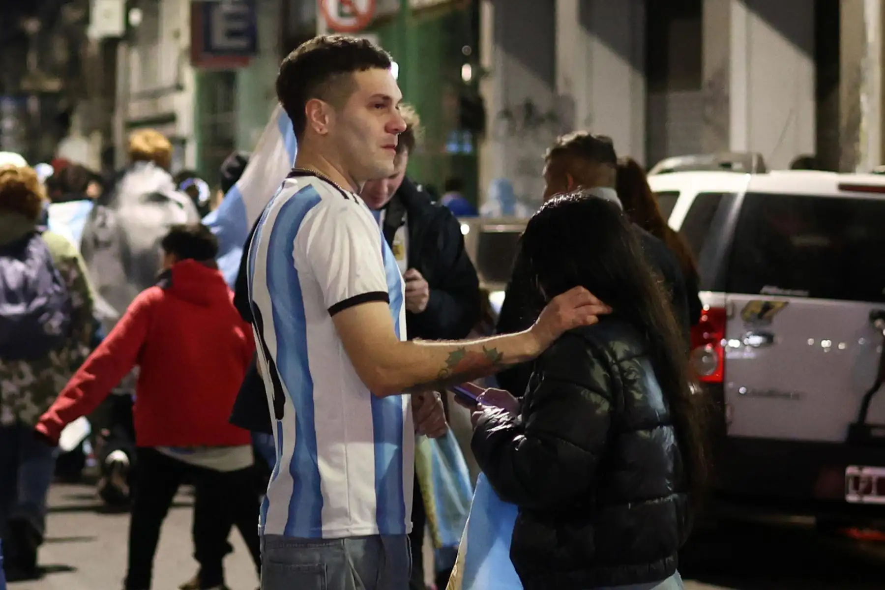 Aficionados argentinos reaccionan tras la derrota de su selección ante España en la final del Mundial de la FIFA 2026 este domingo, en Buenos Aires (Argentina).Foto: EFE
