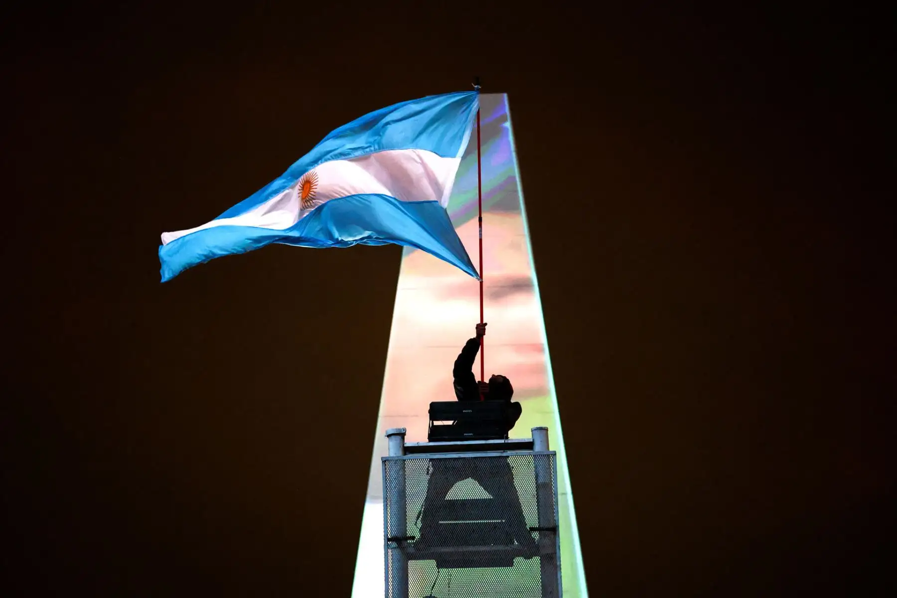 Una persona sostiene la bandera de Argentina tras la derrota de su selección ante España en la final del Mundial de la FIFA 2026 este domingo, en Buenos Aires (Argentina).  Foto: EFE