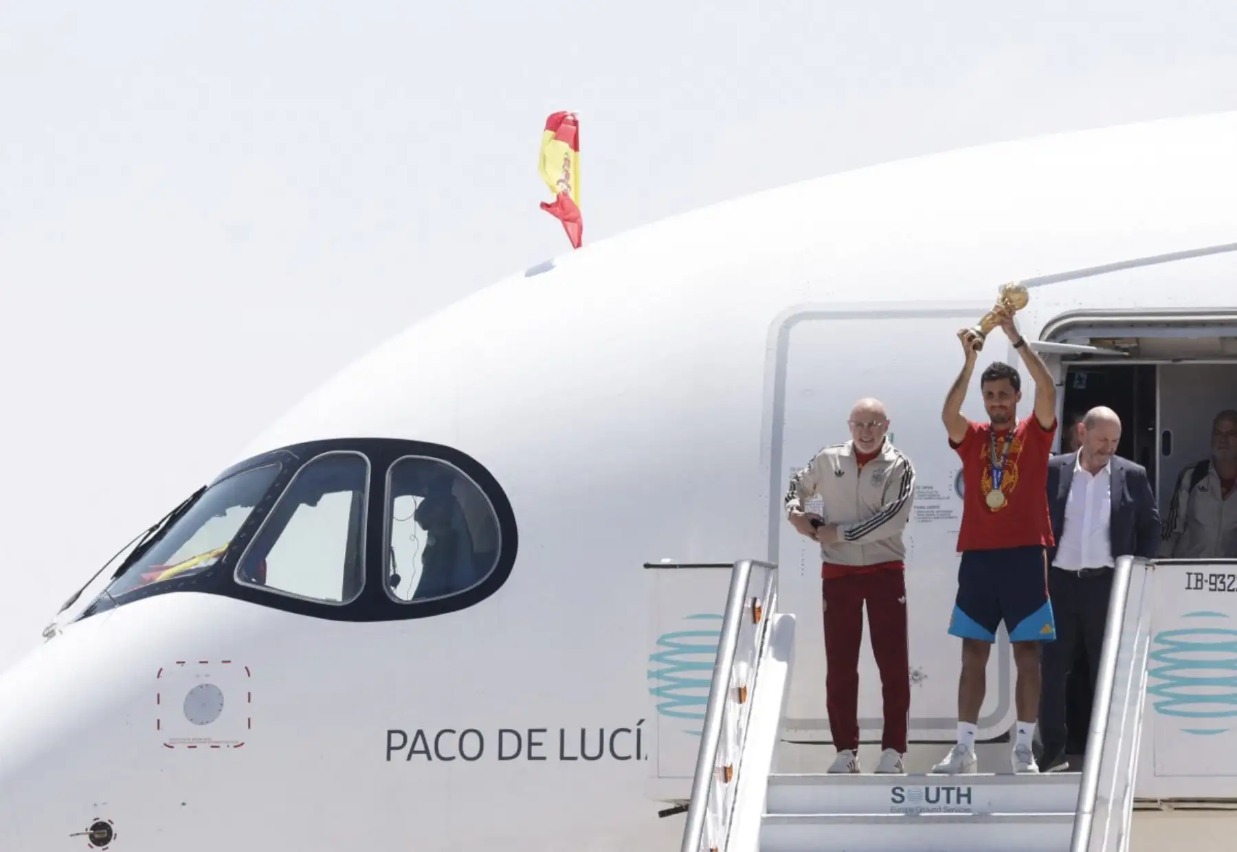 Luis de la Fuente y Rodri, centrocampista de la selección española de fútbol, ​​sostienen el trofeo a su llegada desde Estados Unidos tras ganar el Mundial de 2026, en el aeropuerto de Madrid Barajas, el 20 de julio de 2026.. Foto:AFP