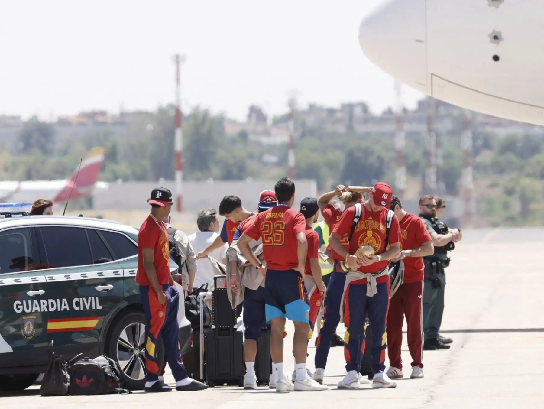 Los jugadores españoles posan en la pista de aterrizaje a su llegada desde Estados Unidos tras ganar el Mundial de 2026, en el aeropuerto de Madrid Barajas. Foto: AFP