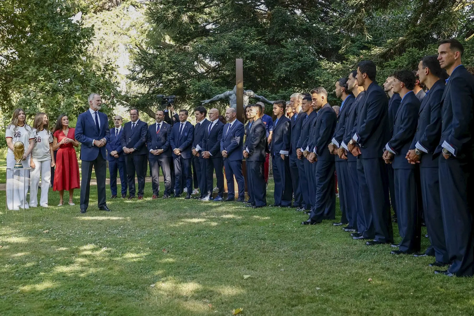 Los reyes Felipe VI y doña Letizia, la princesa de Asturias y la infanta Sofía, reciben este lunes en el Palacio de la Zarzuela a la selección española masculina de fútbol, tras proclamarse ayer campeones del mundo derrotando en la final a Argentina. Foto:EFE