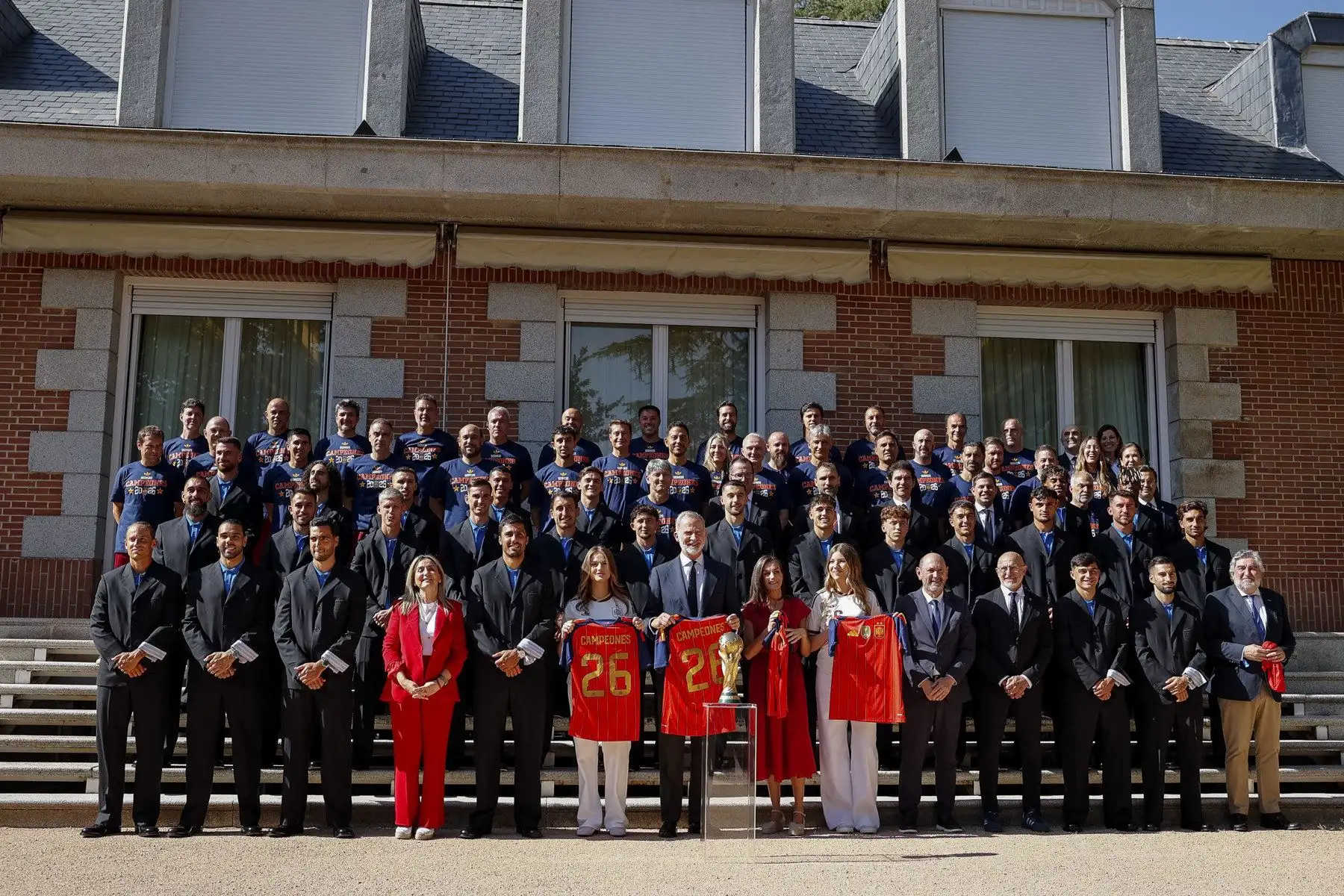 Los reyes Felipe VI y doña Letizia, la princesa de Asturias y la infanta Sofía, reciben este lunes en el Palacio de la Zarzuela a la selección española masculina de fútbol, tras proclamarse ayer campeones del mundo derrotando en la final a Argentina. Foto: EFE