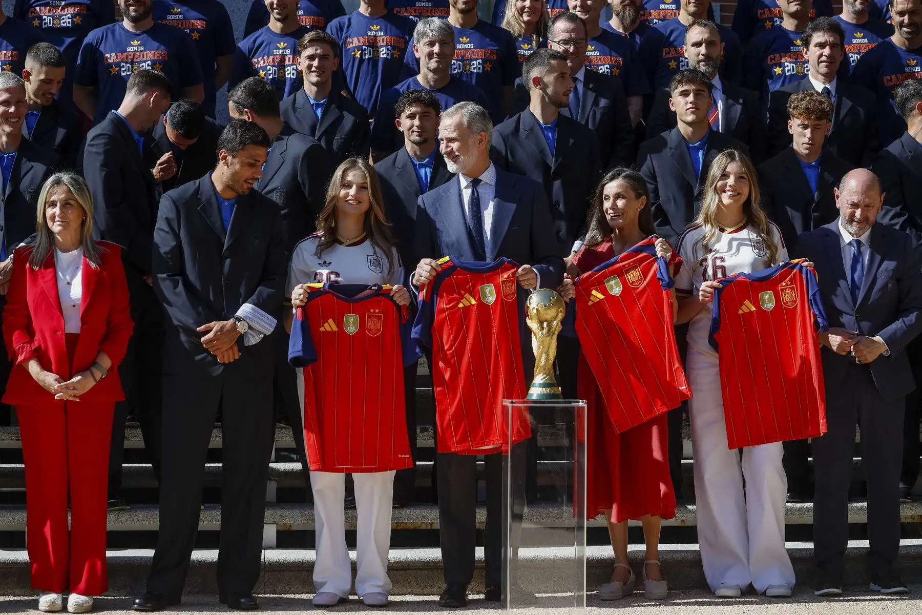 Los reyes Felipe VI y doña Letizia, la princesa de Asturias y la infanta Sofía, reciben este lunes en el Palacio de la Zarzuela a la selección española masculina de fútbol, tras proclamarse ayer campeones del mundo derrotando en la final a Argentina. Foto: EFE