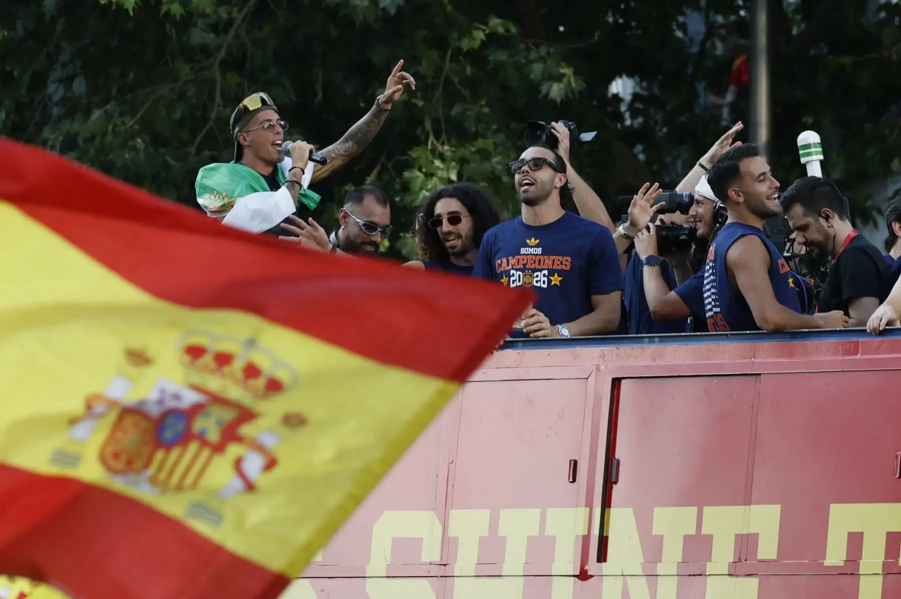 Los jugadores de la selección española Rodri  y Fabián Ruiz  a su paso por la calle Princesa de Madrid durante la celebración tras proclamarse ayer campeones del mundo al derrotar en la final a Argentina. Foto: EFE