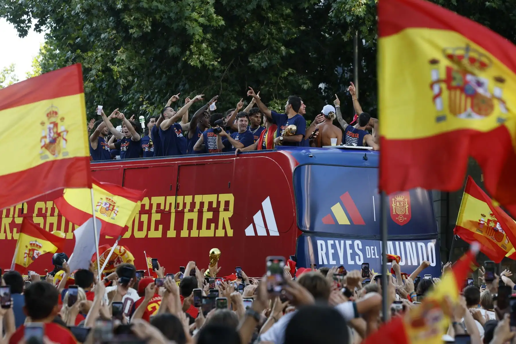 Los jugadores de la selección española a su paso por la calle Princesa de Madrid durante la celebración tras proclamarse ayer campeones del mundo al derrotar en la final a Argentina. Foto: EFE