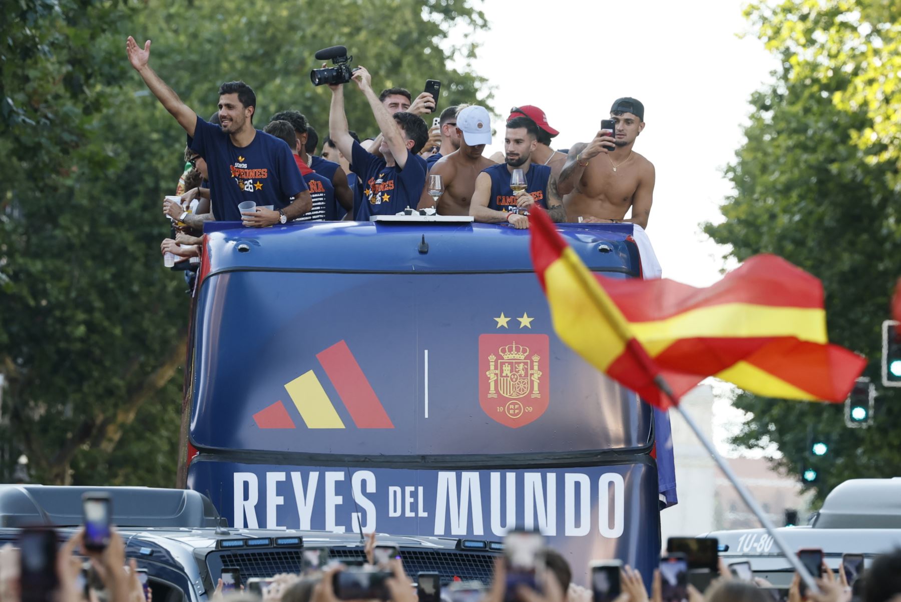 Los jugadores de la selección española a su paso por la calle Princesa de Madrid durante la celebración tras proclamarse ayer campeones del mundo al derrotar en la final a Argentina. Foto: EFE
