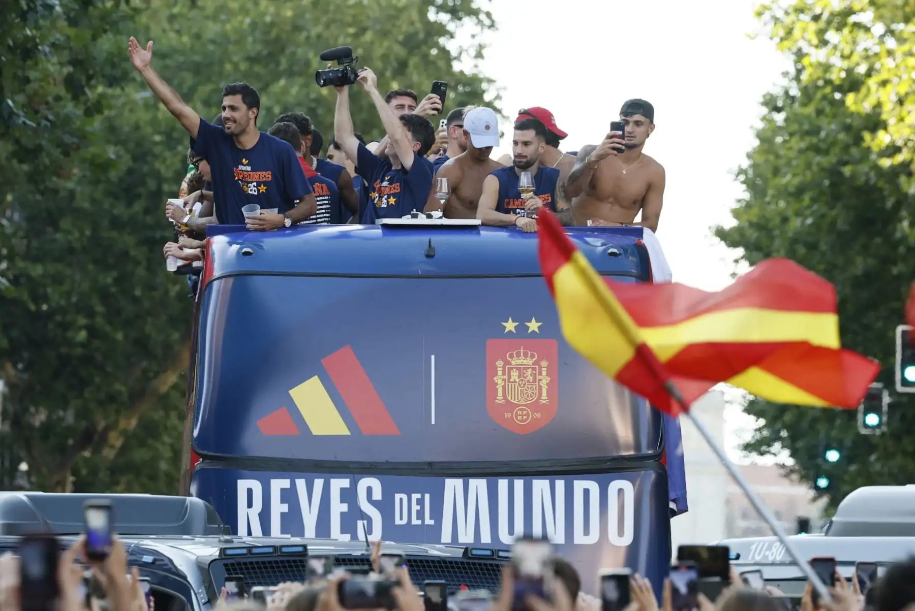 Los jugadores de la selección española a su paso por la calle Princesa de Madrid durante la celebración tras proclamarse ayer campeones del mundo al derrotar en la final a Argentina. Foto: EFE