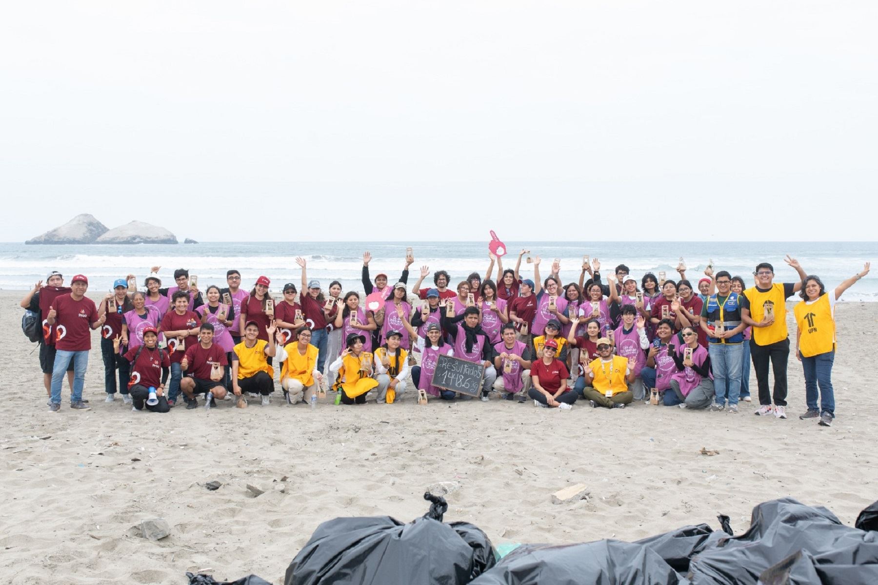 Voluntarios retiran más de una tonelada de residuos de playa de Lima Norte