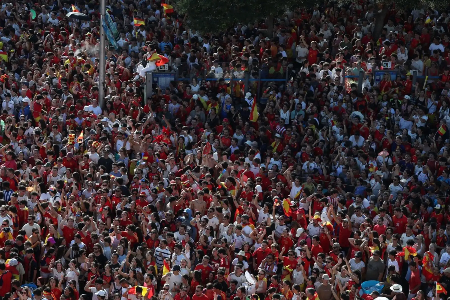 Los jugadores de la selección española a su paso por la calle Princesa de Madrid durante la celebración tras proclamarse ayer campeones del mundo al derrotar en la final a Argentina. Foto: AFP