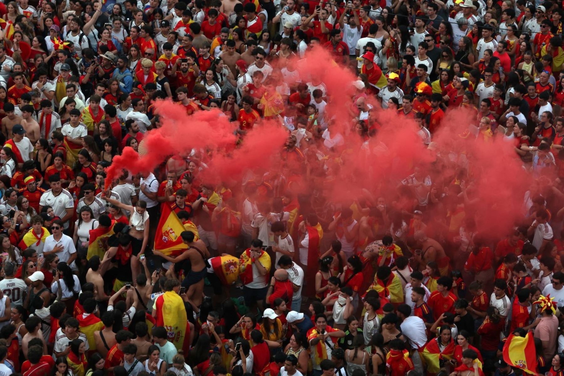 Los jugadores de la selección española a su paso por la calle Princesa de Madrid durante la celebración tras proclamarse ayer campeones del mundo al derrotar en la final a Argentina. Foto: AFP