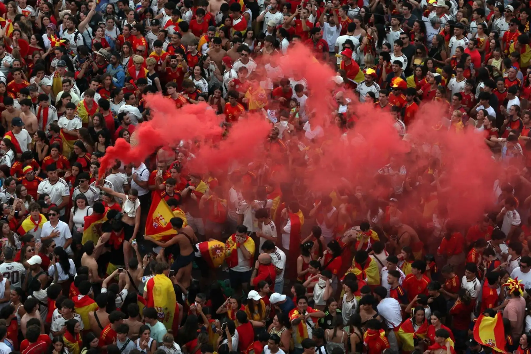 Los jugadores de la selección española a su paso por la calle Princesa de Madrid durante la celebración tras proclamarse ayer campeones del mundo al derrotar en la final a Argentina. Foto: AFP