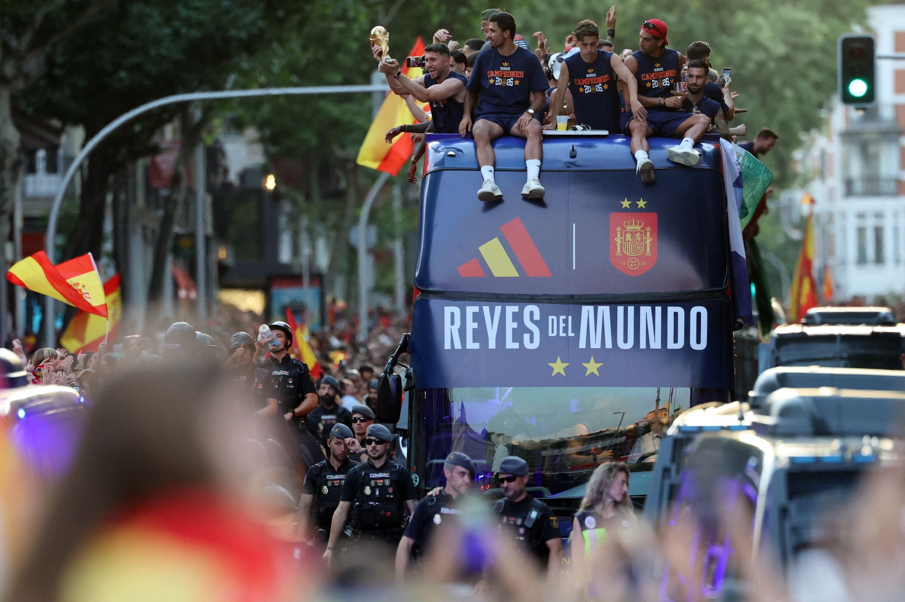 Los campeones del mundo recorren Madrid ante millones de seguidores