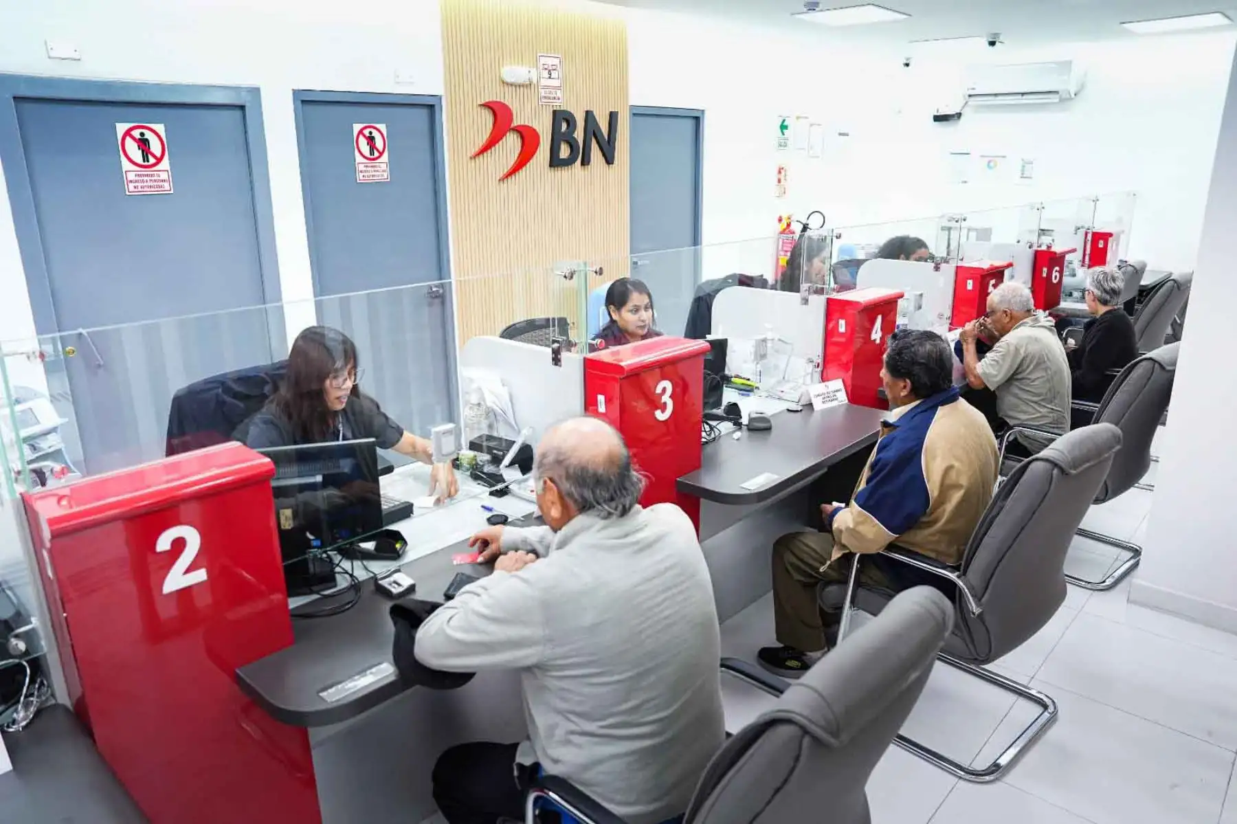 El Banco de la Nación realizó 14 000 operaciones durante el primer mes de funcionamiento de su nueva agencia especializada para adultos mayores en Comas, Lima Norte, donde los usuarios registraron un tiempo promedio de espera de solo un minuto antes de ser atendidos. Foto: ANDINA/MEF.