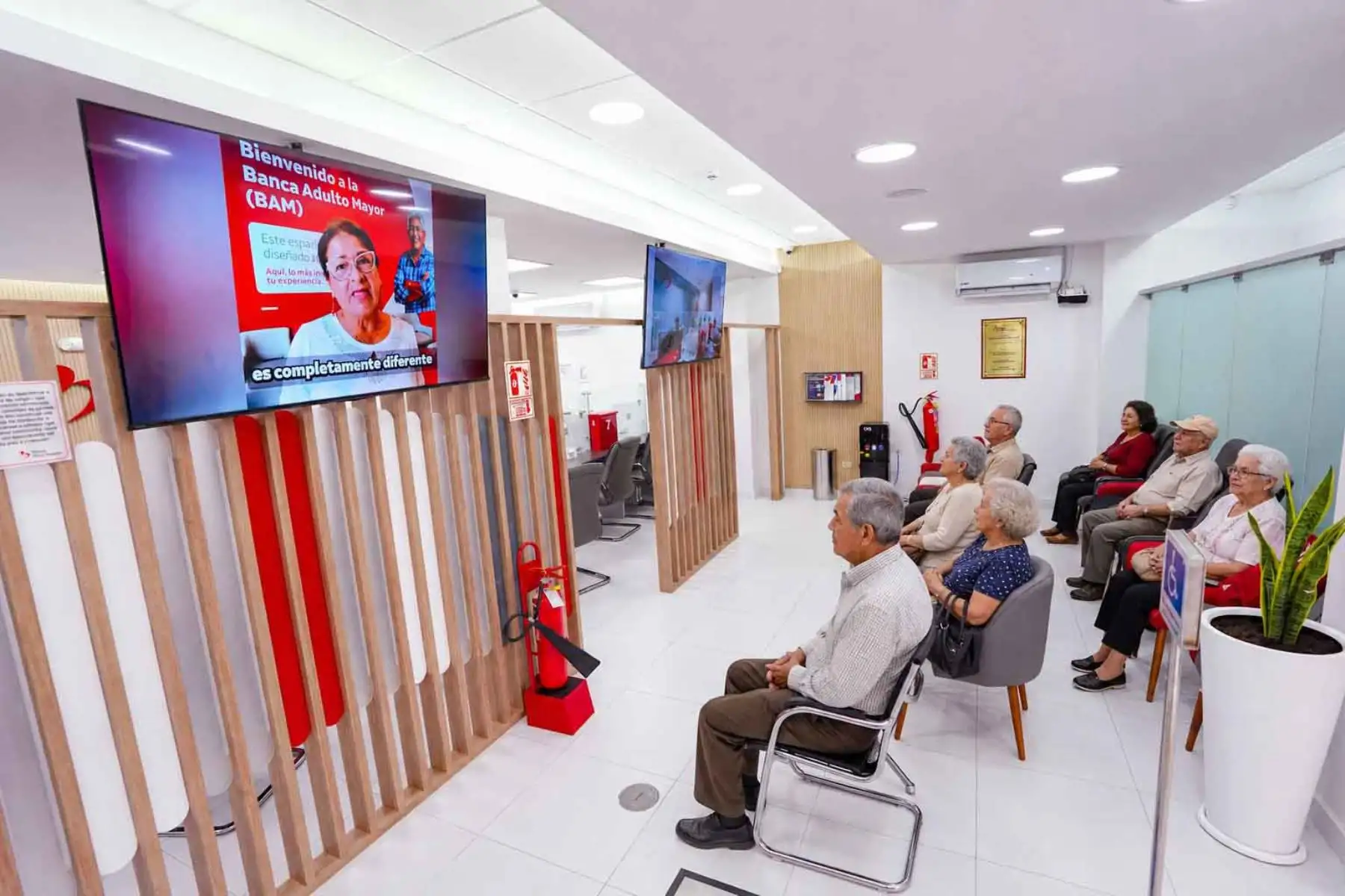 El Banco de la Nación realizó 14 000 operaciones durante el primer mes de funcionamiento de su nueva agencia especializada para adultos mayores en Comas, Lima Norte, donde los usuarios registraron un tiempo promedio de espera de solo un minuto antes de ser atendidos. Foto: ANDINA/MEF.