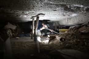Un voluntario busca cuerpos bajo los escombros de un edificio destruido por los terremotos en Caraballeda, Venezuela (20 de julio de 2026). Foto: AFP