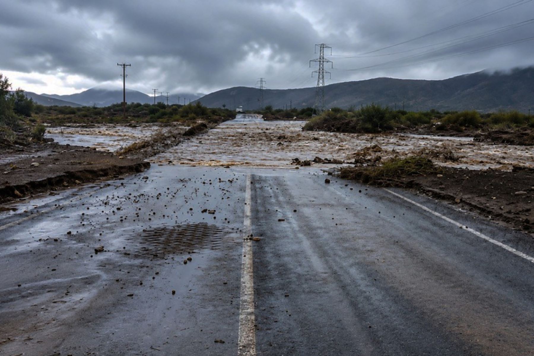 Esta fotografía, difundida por Red Comunales de Chile, muestra una carretera cortada por la crecida de un río en La Serena, Chile, tras condiciones climáticas extremas. Las fuertes lluvias en Chile causaron la muerte de cinco personas y destruyeron o dañaron gravemente más de 1000 viviendas, lo que llevó al gobierno a declarar el estado de emergencia el 20 de julio de 2026. Foto: AFP