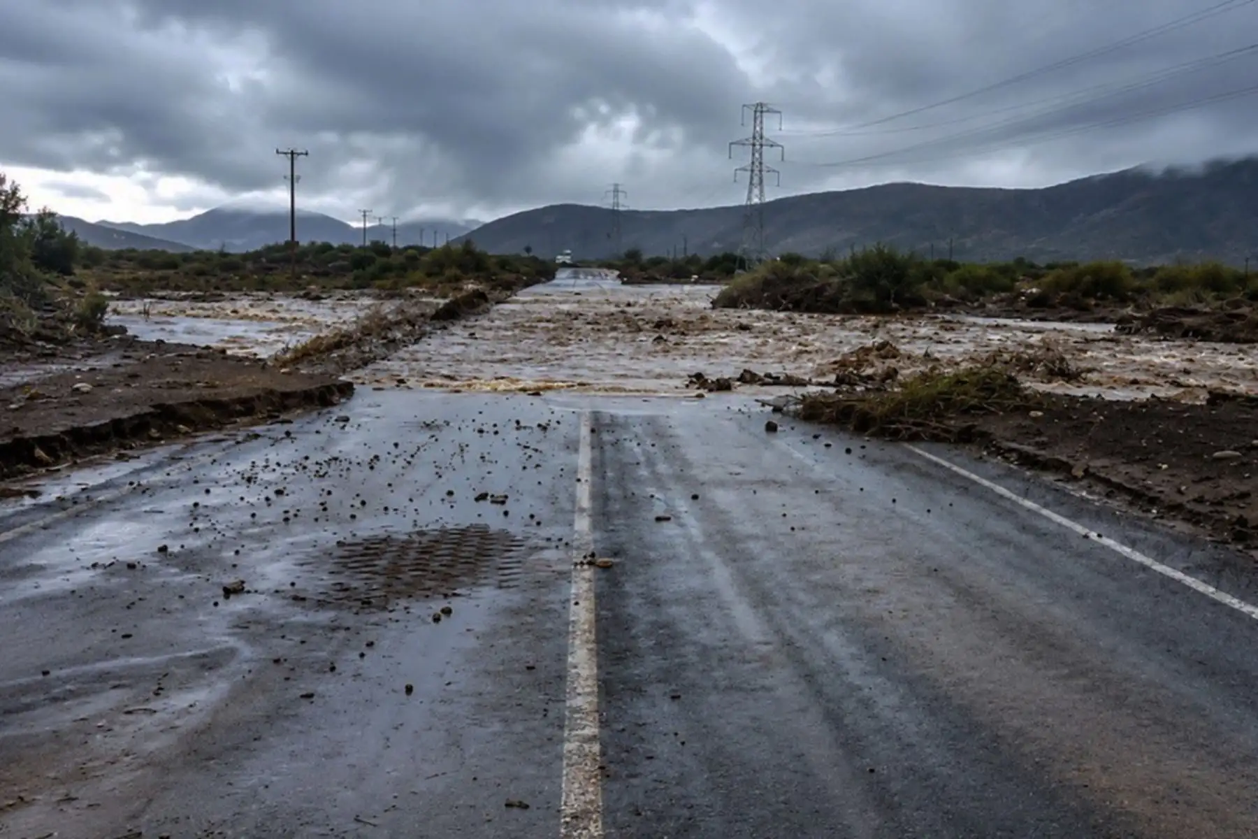 Esta fotografía, difundida por Red Comunales de Chile, muestra una carretera cortada por la crecida de un río en La Serena, Chile, tras condiciones climáticas extremas. Las fuertes lluvias en Chile causaron la muerte de cinco personas y destruyeron o dañaron gravemente más de 1000 viviendas, lo que llevó al gobierno a declarar el estado de emergencia el 20 de julio de 2026. Foto: AFP