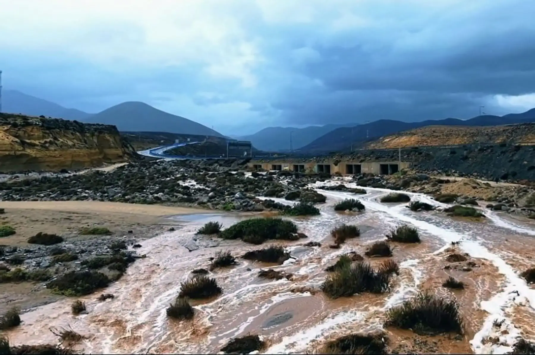 Esta fotografía, difundida por Red Comunales de Chile, muestra una carretera cortada por la crecida de un río en La Serena, Chile, tras condiciones climáticas extremas. Las fuertes lluvias en Chile causaron la muerte de cinco personas y destruyeron o dañaron gravemente más de 1000 viviendas, lo que llevó al gobierno a declarar el estado de emergencia el 20 de julio de 2026. Foto: AFP