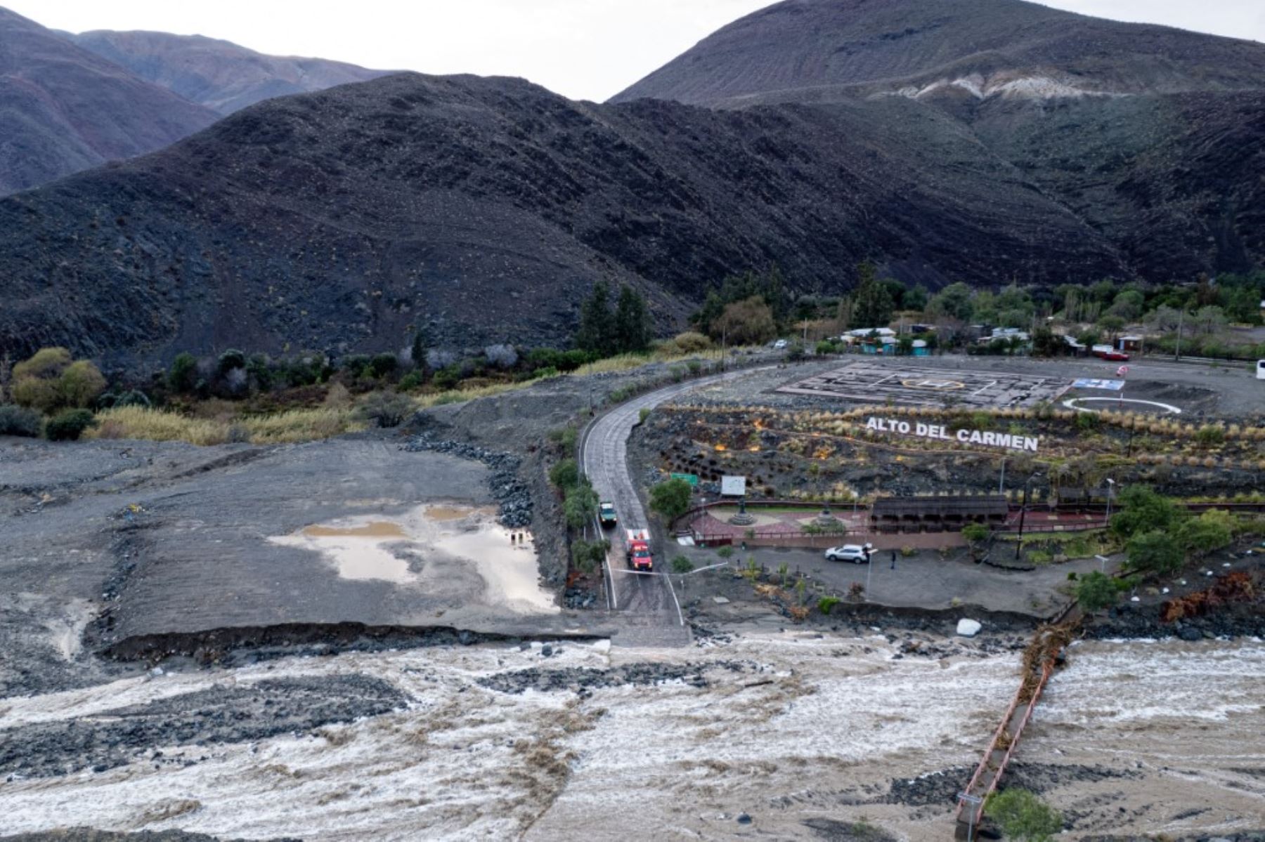 Una vista aérea muestra las aguas de la inundación fluyendo por un barranco en la localidad de Alto del Carmen luego de que una fuerte tormenta dejara la zona aislada, en Alto del Carmen. Foto: AFP