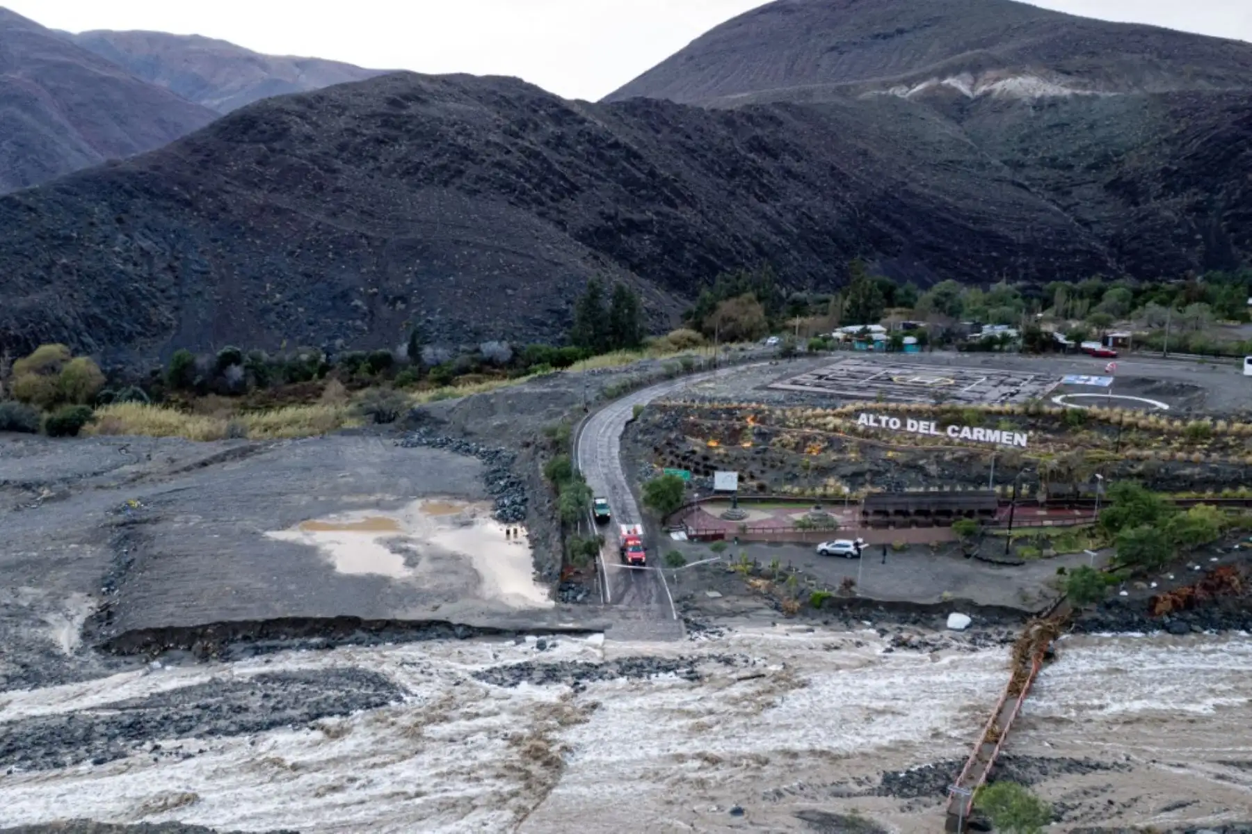 Una vista aérea muestra las aguas de la inundación fluyendo por un barranco en la localidad de Alto del Carmen luego de que una fuerte tormenta dejara la zona aislada, en Alto del Carmen. Foto: AFP