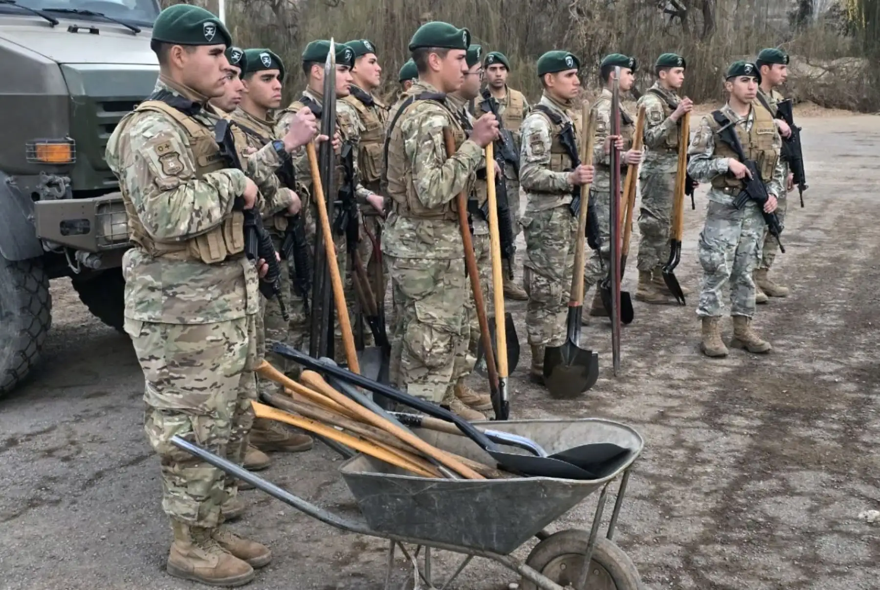 Esta fotografía, difundida por el Ejército de Chile, muestra a soldados preparándose para partir de la Escuela de Infantería del Ejército en San Bernardo, en las afueras del sur de Santiago, para brindar asistencia a los residentes afectados por las inundaciones causadas por las fuertes lluvias en el norte y centro de Chile. Foto: AFP