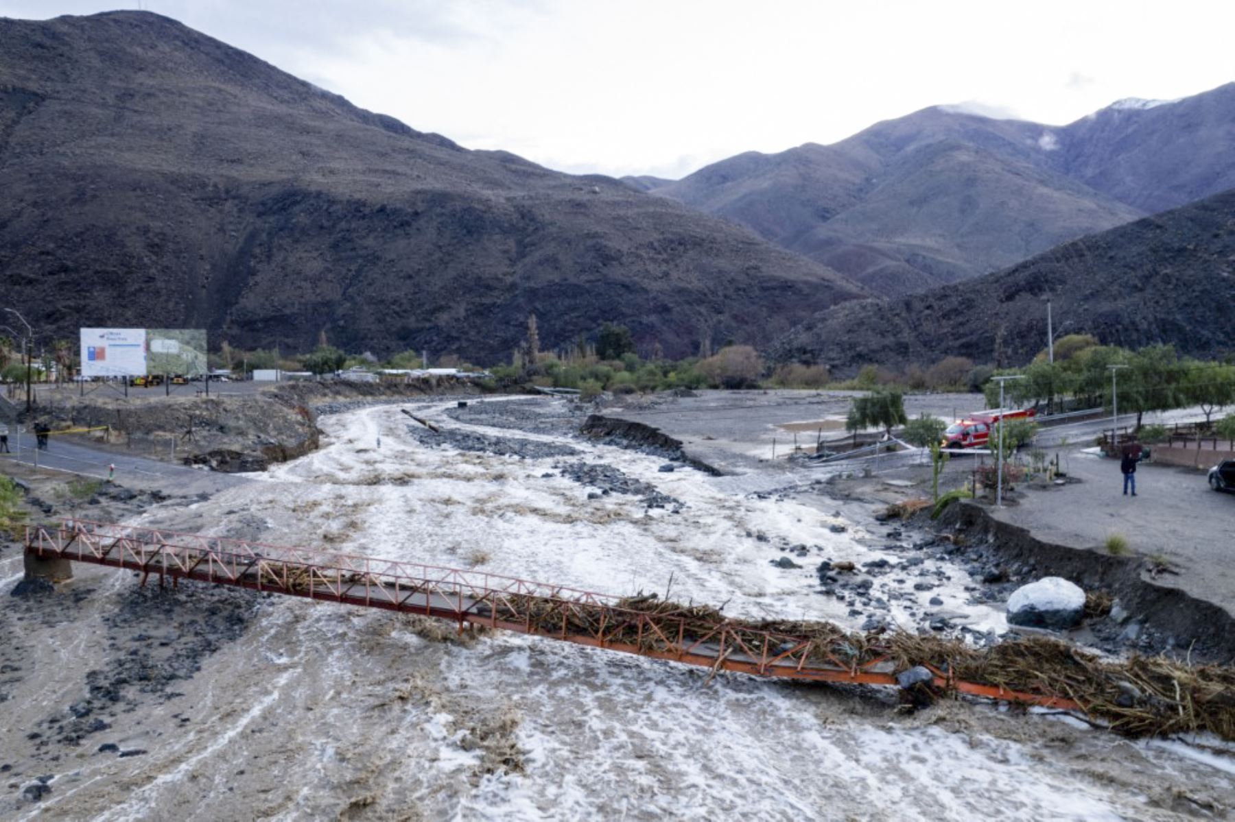 Una vista aérea muestra inundaciones corriendo a través de un barranco en la ciudad de Alto del Carmen después de que una fuerte tormenta dejara el área aislada, en Alto del Carmen, Chile. Foto: AFP