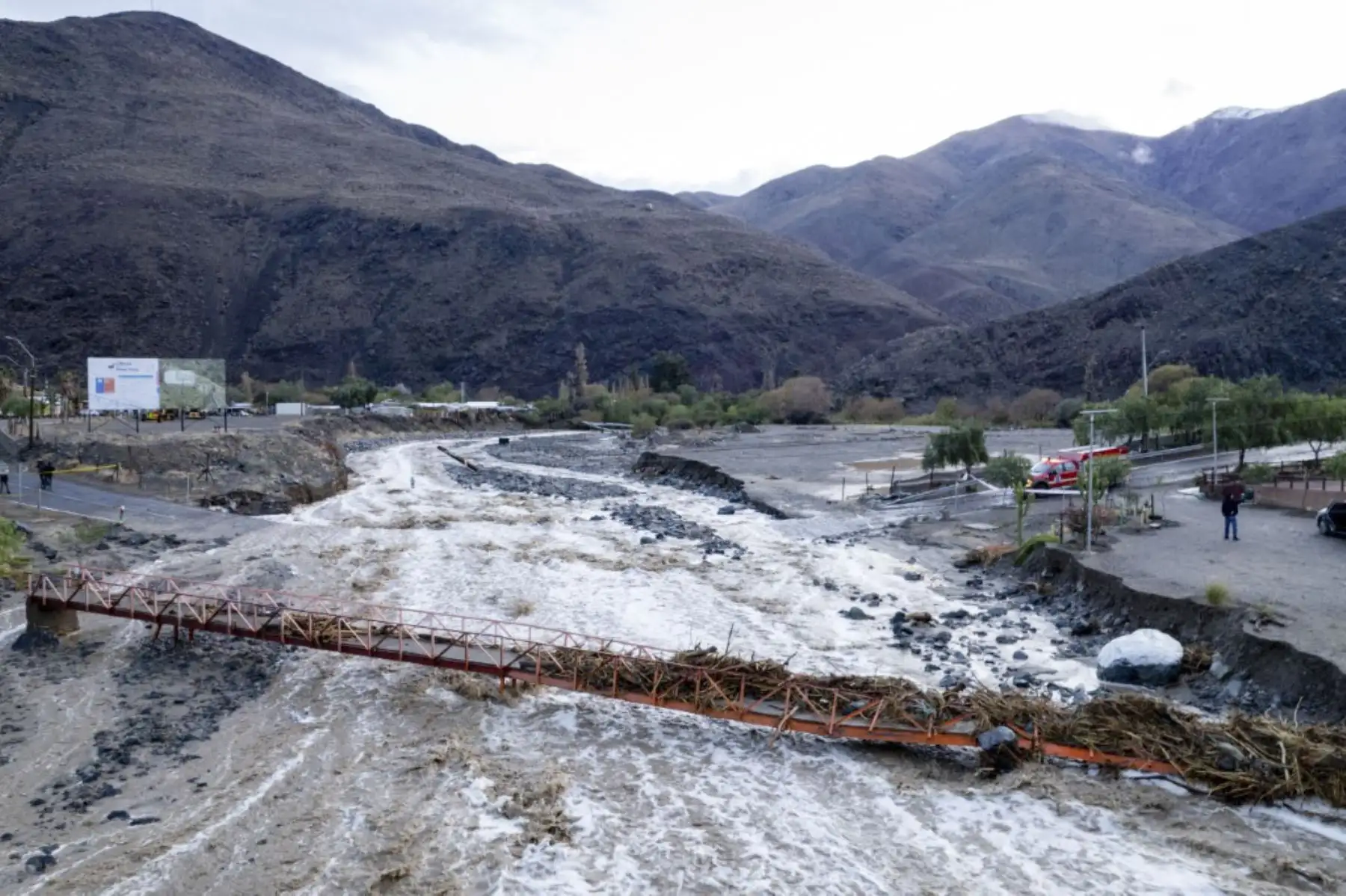 Una vista aérea muestra inundaciones corriendo a través de un barranco en la ciudad de Alto del Carmen después de que una fuerte tormenta dejara el área aislada, en Alto del Carmen, Chile. Foto: AFP