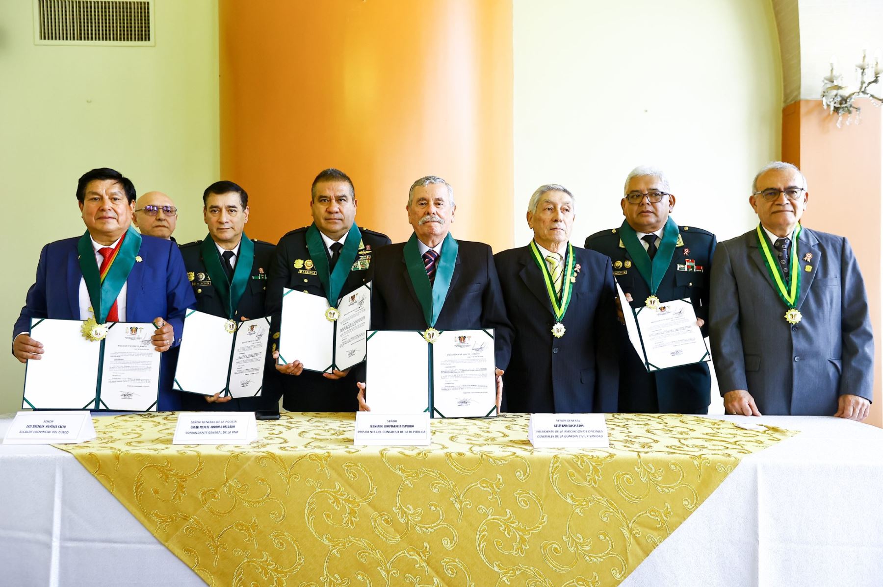 Rospigliosi recibe medalla de Asociación de Oficiales Generales de Guardia Civil y Sanidad